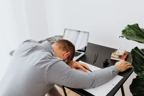 책상에 엎드려 있는 사무직 직장인